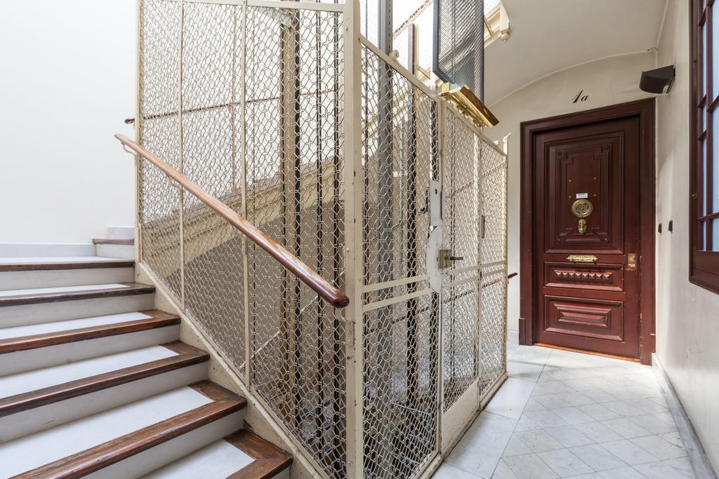 Gaudi Residence Barcelona Bagian luar foto